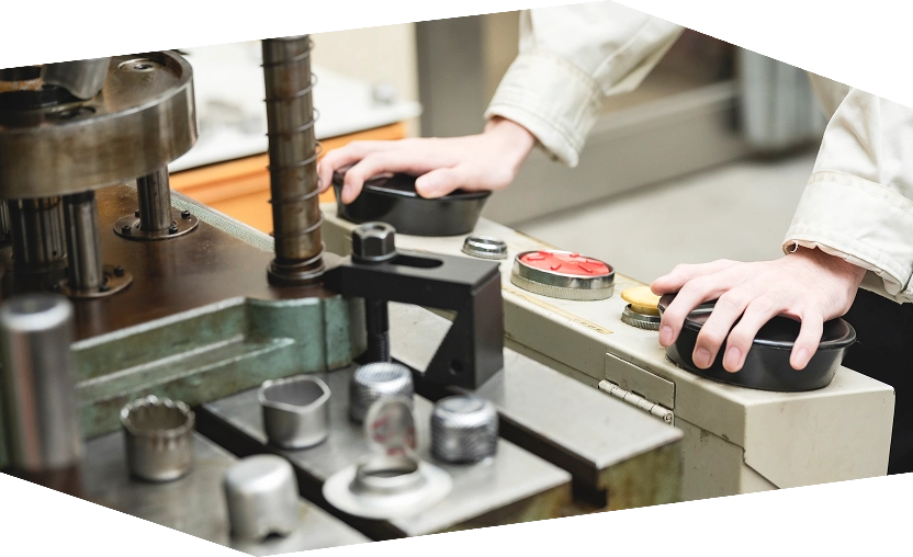 学生が実習機器を操作している様子